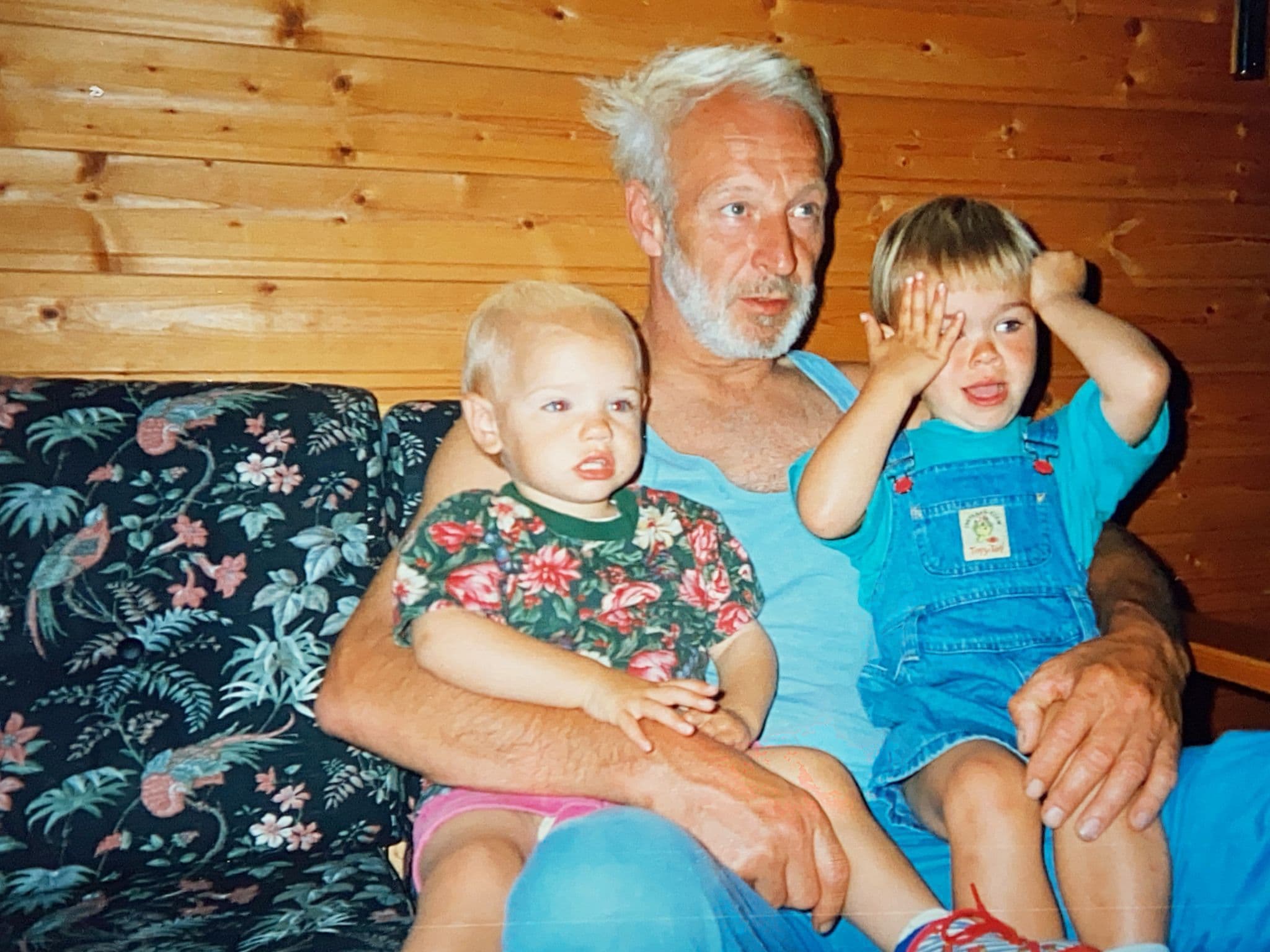 Elise met haar zus en grootvader in de bungalow