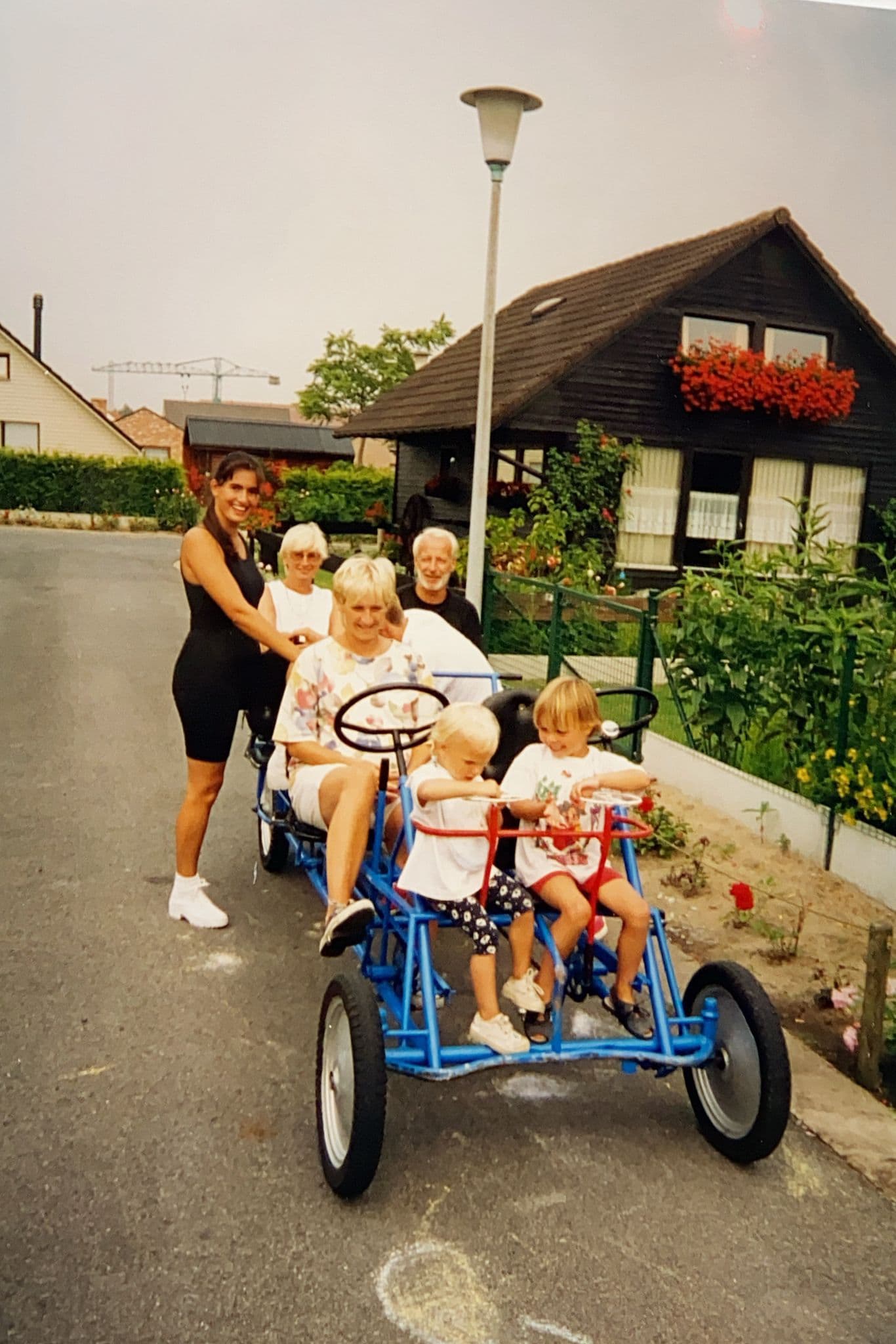 Familie op de gokart in Marinapark
