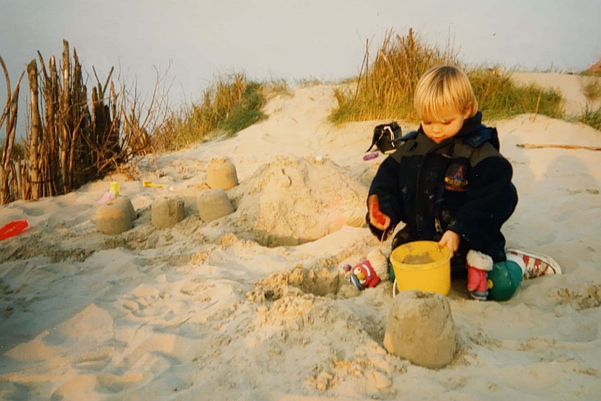 Elise als kind in de duinen van Westende